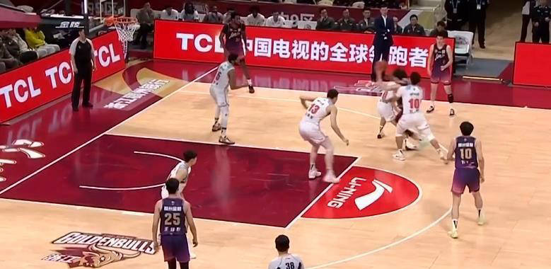 精彩的比赛极富看点，球员们表现令人眼前一亮